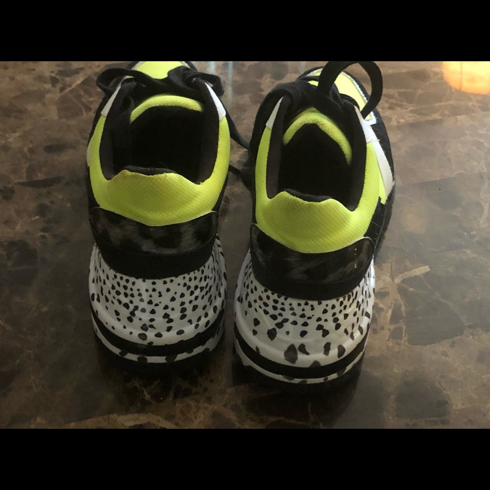 Sneakers Lime green , white , and black